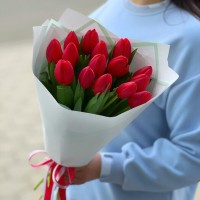 15 красных тюльпанов