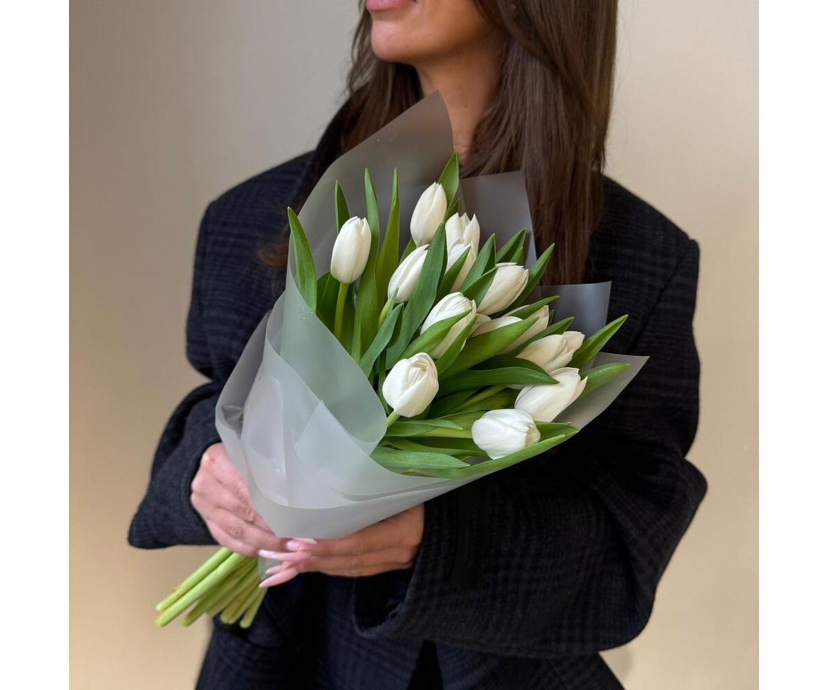 15 белых тюльпанов