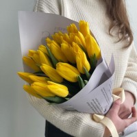 15 желтых тюльпанов